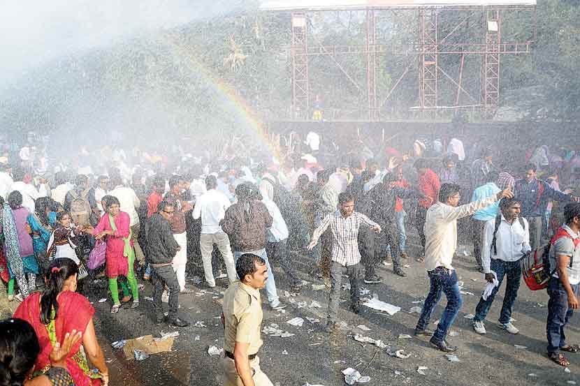 संगणक शिक्षकांच्या मोर्चावर पाण्याचा मारा, लाठीमार