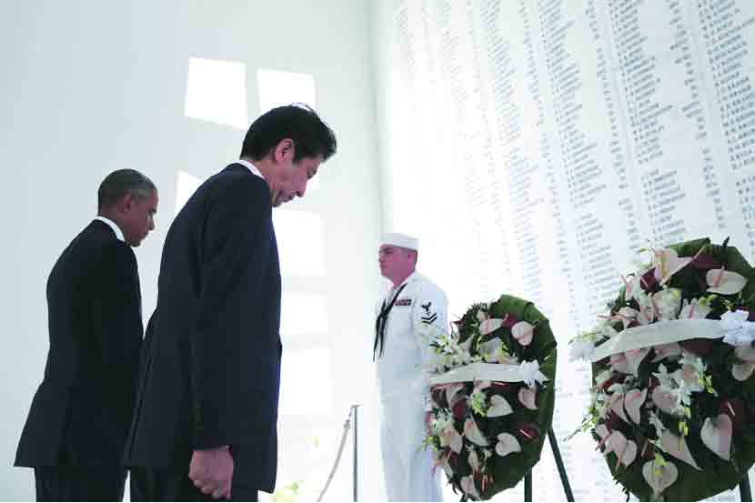जपानचे पंतप्रधान शिंझो अ‍ॅबे आणि अमेरिकेचे अध्यक्ष बराक ओबामा यांनी पर्ल हार्बर हल्ल्यातील मृतांना श्रद्धांजली अर्पण केली. 