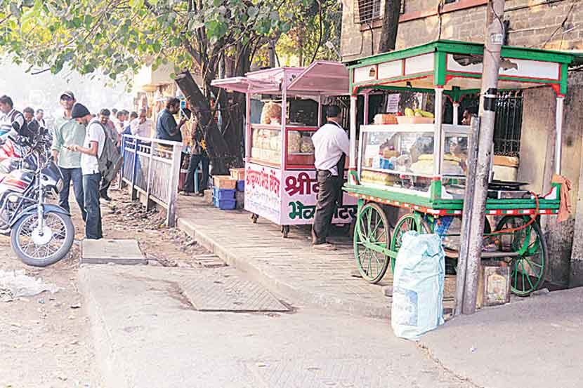 पदपथांवरील अतिक्रमणांचे ‘ये रे माझ्या मागल्या’!
