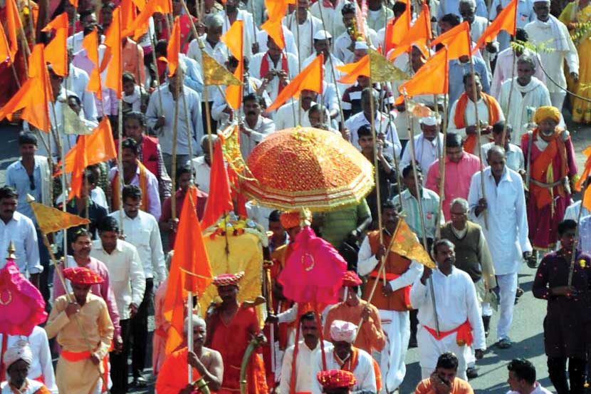 हिंदू दाम्पत्यांनी किमान दहा मुले जन्माला घालावीत: स्वामी नरेंद्रानंद सरस्वती