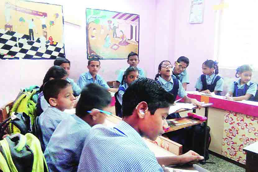  समूह वर्गात रमलेले विद्यार्थी