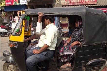 जादा कमाईसाठी चौथी सीट घेणाऱ्या रिक्षाचालकांवर वाहतूक विभागाने कारवाईचा बडगा उगारला आहे.