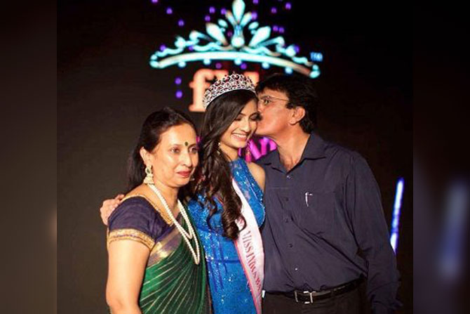 'मिस युनिव्हर्स' स्पर्धेत रोश्मिता हरिमुर्थी ही भारताचे प्रतिनिधित्व करत आहे. (छाया सौजन्यः गुगल)