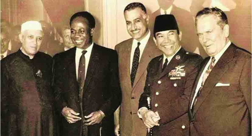 अलिप्तता चळवळीचे संस्थापक -डावीकडून  पं. नेहरू , क्रुमॅह (घाना), गमाल नासेर (इजिप्त), सुकार्णो (इंडोनेशिया) आणि टिटो (युगोस्लाव्हिया)