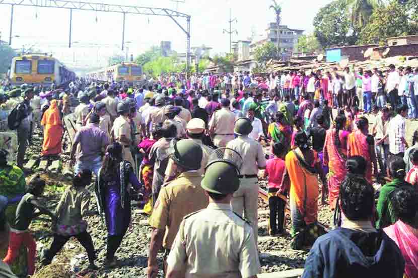 झोपडीधारकांनी कोपर रेल्वे स्थानकात २५ मिनिटे लोकल रोखून धरली.

(छायाचित्र : दीपक जोशी)