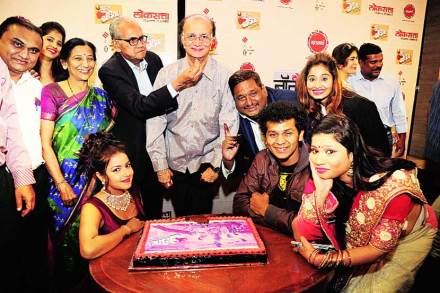 ‘झाला बोभाटा’च्या विशेष खेळानंतर सर्व कलाकार, तंत्रज्ञ यांनी केक कापून आनंद व्यक्त केला. 