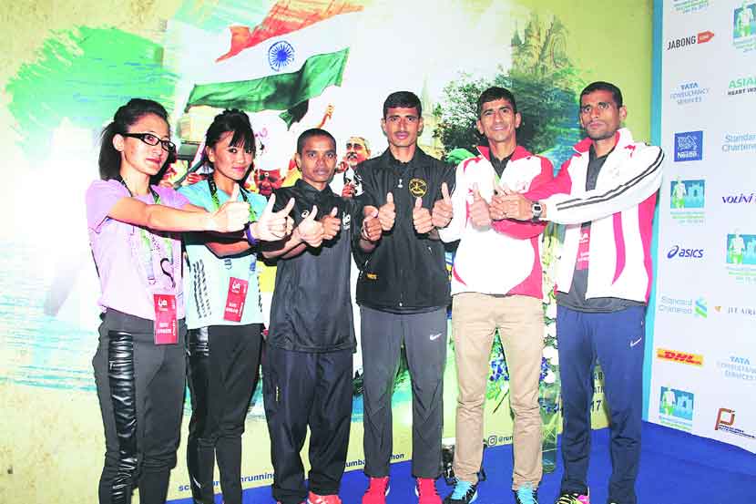 मुंबई मॅरेथॉनमध्ये सहभागी होणारे भारतीय खेळाडू. त्सेतान डोलकर (डावीकडून), जिगमेट डोल्मा, ज्योती गवते, खेता राम, एलाम सिंग व मो. युनास