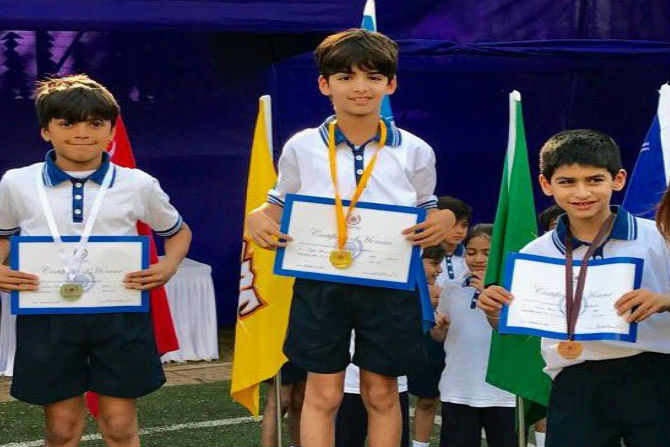 ह्रतिक रोशनचा मुलगा रिदानने शालेय स्पर्धेत सुवर्ण पदकाची कमाई केली. (छाया सौजन्य ट्विटर)