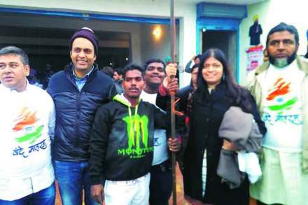 मजिठय़ात डेरा घातलेले मुंबई आपचे काही कार्यकत्रे