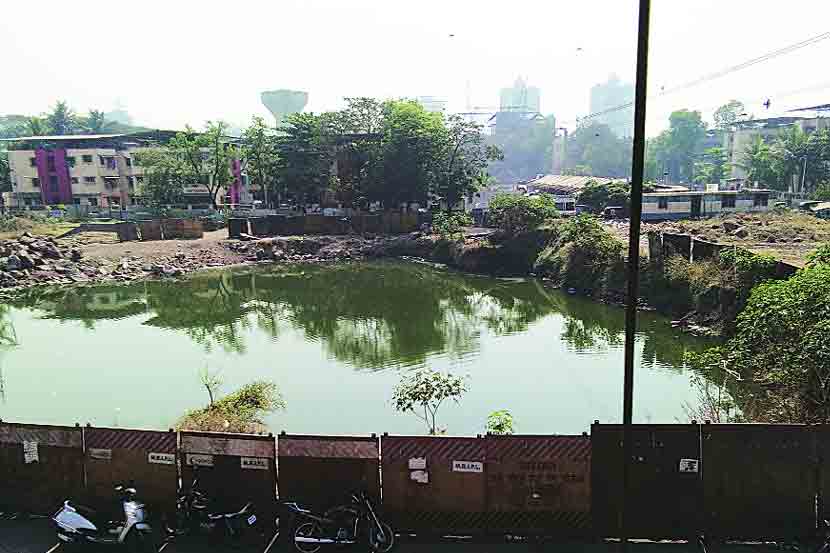 प्रस्तावित नाटय़गृह तळ्यात