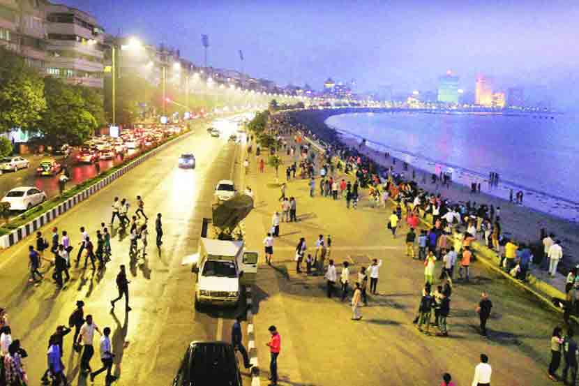  सरत्या वर्षांला अलविदा करत नव्या वर्षांचे स्वागत मुंबईकरांनी मोठय़ा जल्लोषात केले. 