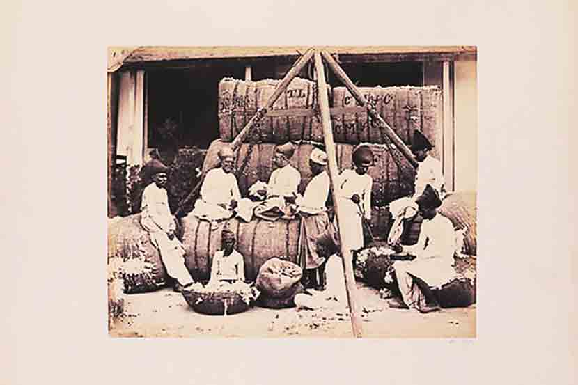   १८६०च्या दशकातील मुंबईतील कापूस बाजारपेठेचे छायाचित्र.     (संदर्भ: एसएमयू सेंट्रल युनिव्हर्सिटी लायब्ररी) 