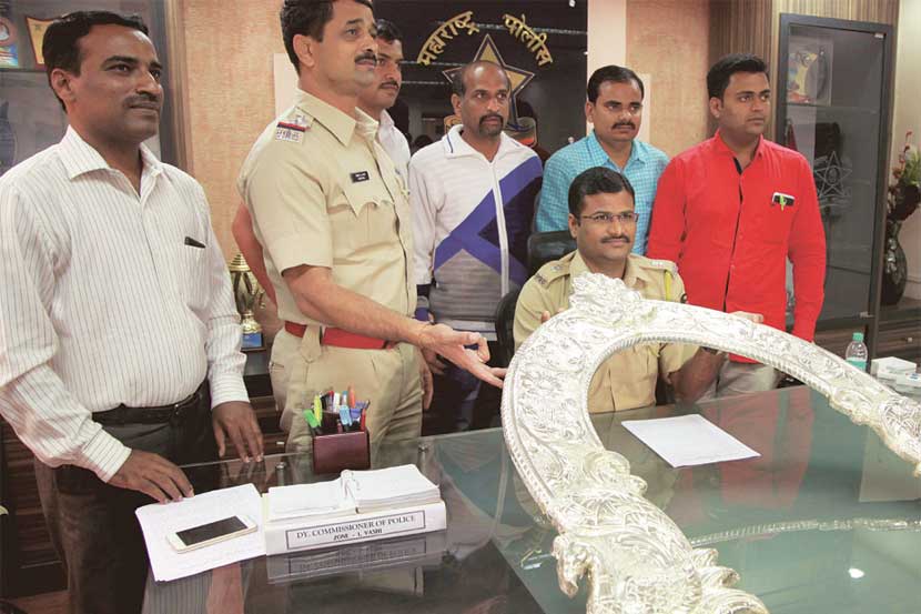 करावेतील मंदिराचे कुलूप तोडून चोरी करणाऱ्यांना एनआरआय पोलिसांनी मंगळवारी अटक केली. त्यांच्याकडून ३ लाख १९ हजार रुपयांची चांदीची कमान जप्त करण्यात आली. (छायाचित्र : नरेंद्र वास्कर)