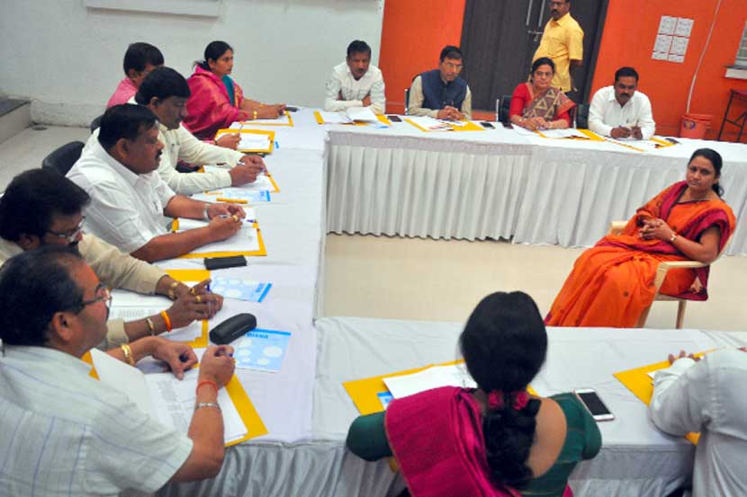 भाजपच्या १४ जणांच्या निवड समितीत तीन महिला सदस्यांचा समावेश होता.