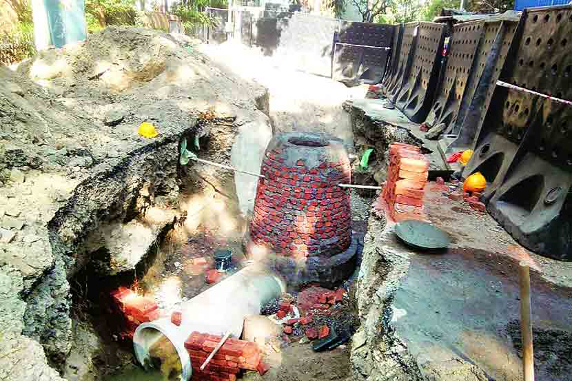 प्रभादेवी येथील एकनाथबुवा हातिस्कर मार्ग गेल्या दोन महिन्यांपासून अशाच अवस्थेत आहे. खोदकाम करून झाल्यानंतर या रस्त्यावर पुढे काहीच काम झालेले नाही. याचा मोठा त्रास स्थानिकांना होत आहे.  