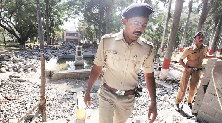 पुण्यातील संभाजी उद्यानातील राम गणेश गडकरी यांचा पुतळा हटवण्यात आल्यानंतर पाहणी करताना पोलीस. (संग्रहित छायाचित्र)