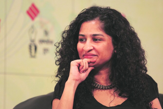 ‘इंग्लिश विंग्लिश’ आणि ‘डिअर जिंदगी’ या अवघ्या दोन सिनेमांमधून प्रेक्षकांचं लक्ष वेधून घेणाऱ्या आणि समीक्षकांची वाहवा मिळवणाऱ्या दिग्दर्शक गौरी शिंदेच्या वाटचालीवर एक नजर