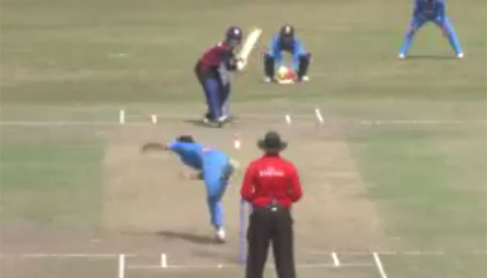 VIDEO: मानसी जोशीचा भन्नाट स्विंग, थायलंडची फलंदाज क्लीनबोल्ड