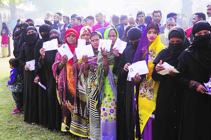 बाहेरून गर्जना; आतून हवालदिल