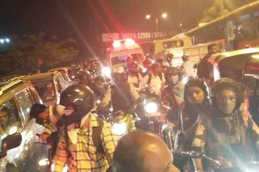 वाहतूक कोंडीत रुग्णवाहिकांची घुसमट वाहतूक कोंडीत रुग्णवाहिकांची घुसमट