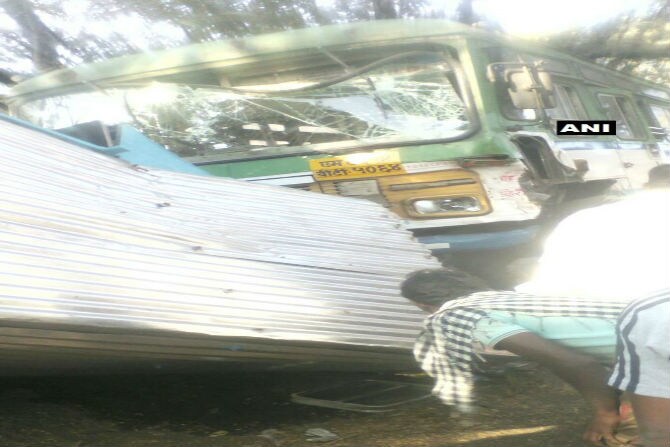 maharashtra, Chandrapur, st bus, accident