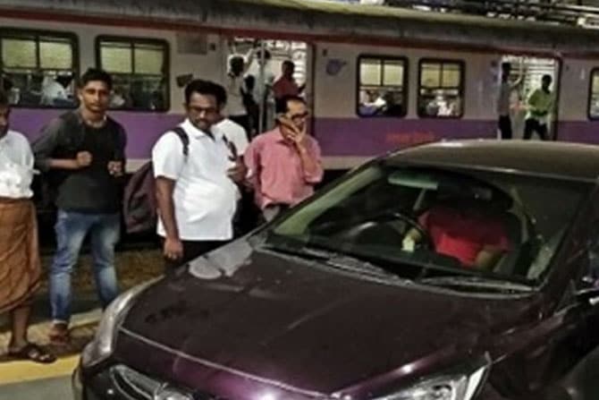 man rams car into Andheri railway station , Drunk driver , Mumbai , Andheri railway station , Raji player , Cricketer rams car into the Andheri railway station , Loksatta, Loksatta news, Marathi, Marathi news