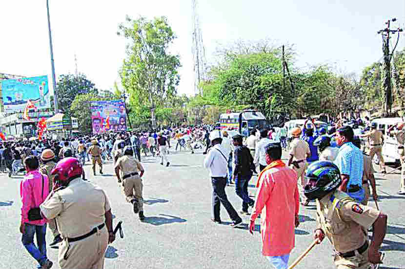 मराठवाडय़ात ‘चक्का जाम’; औरंगाबादेत लाठीचार्ज