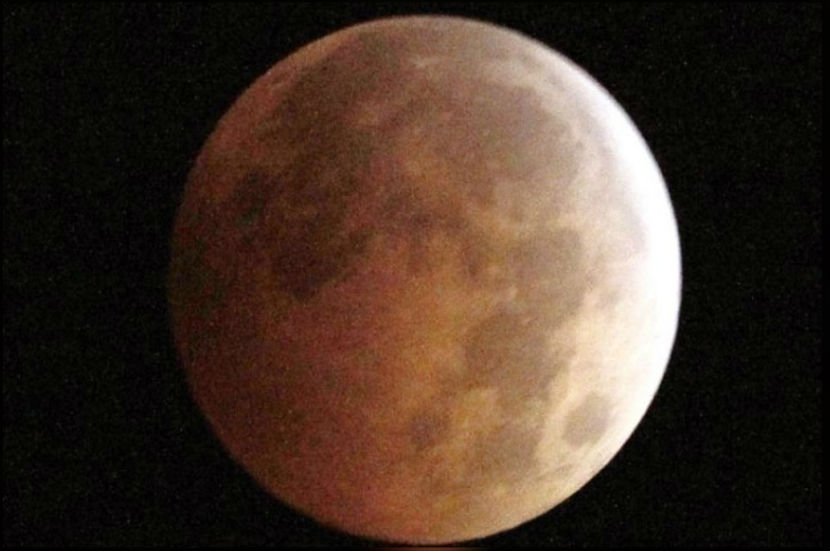 पृथ्वीची गडद छाया यावेळी चंद्रावर न पडल्यामुळे ग्रहणादरम्यान चंद्रांचं तेज काहीसं कमी झालं, पण चंद्र पूर्णपणे काळा झाला नाही. 
