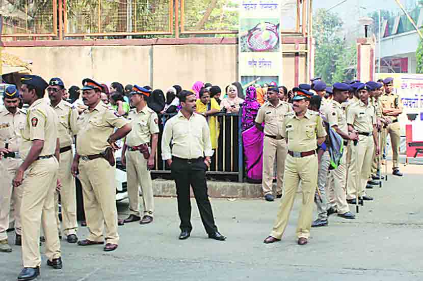 पालिका निवडणुकीसाठी अर्ज भरण्याच्या शेवटच्या दिवशी अनुचित प्रकार घडू नये, याकरिता निवडणूक कार्यालयांबाहेर कडेकोट पोलीस बंदोबस्त होता. 