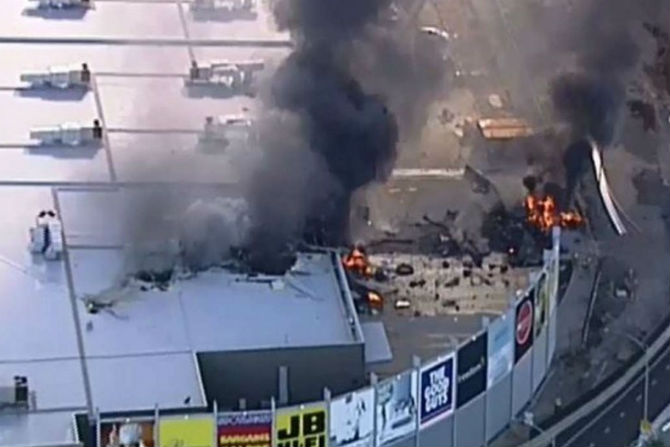 shopping centre, Melbourne, plane crashes