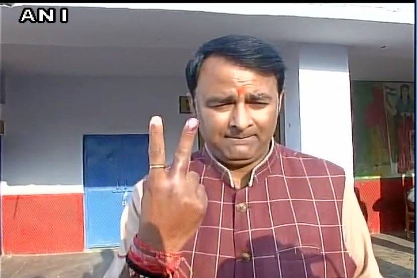 loksatta, marathi news paper, news paper, news online, marathi news, marathi news online, newspaper, news, latest news in marathi, current news in marathi,sport news in marathi, bollywood news in marathi, up election 2017 gagan som sangeet som bjp mla gun on booth