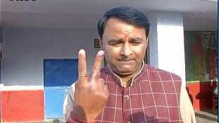 loksatta, marathi news paper, news paper, news online, marathi news, marathi news online, newspaper, news, latest news in marathi, current news in marathi,sport news in marathi, bollywood news in marathi, up election 2017 gagan som sangeet som bjp mla gun on booth