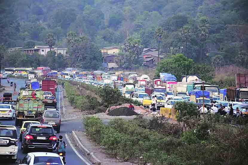 गेल्या सहा महिन्यांपासून घोडबंदर मार्गावर मोठी वाहतूक कोंडी होत आहे. 