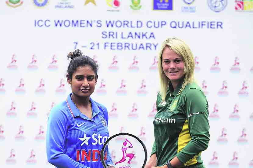 भारतीय महिला संघाची कर्णधार मिताली राज आणि दक्षिण आफ्रिकेची कर्णधार डेन व्हॅन निकेर्क जेतेपदाच्या चषकासह. 
