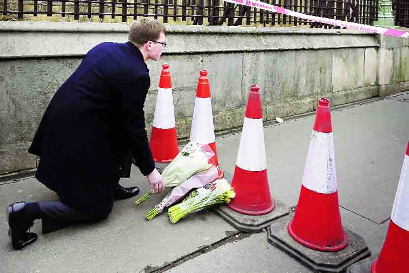 बुधवारी ब्रिटिश संसदेच्या परिसरात झालेल्या दहशतवादी हल्ल्यात मृत्युमुखी पडलेल्यांना श्रद्धांजली अर्पण करणाऱ्या नागरिकाचे गुरुवारी टिपलेले छायाचित्र.