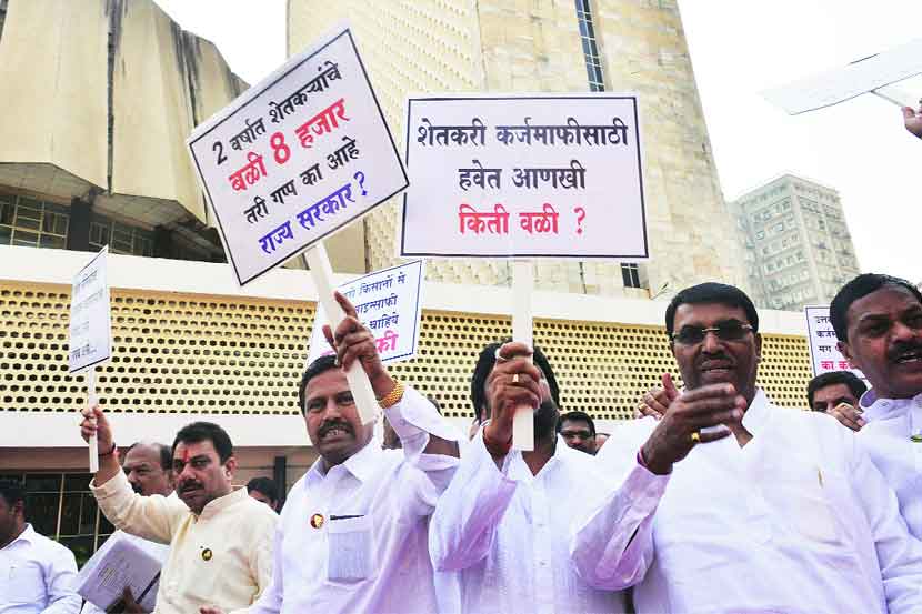 विधिमंडळ अधिवेशनात आमदारांनी शेतकऱ्यांच्या कर्जमाफीची मागणी लावून धरली आहे. (छाया- प्रशांत नाडकर) 