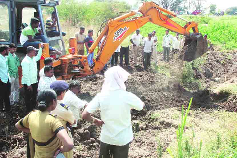 म्हैसाळमध्ये गर्भपातानंतर पुरलेल्या १९ भ्रूणांचे मृतावशेष उकरून काढण्यात आले. 