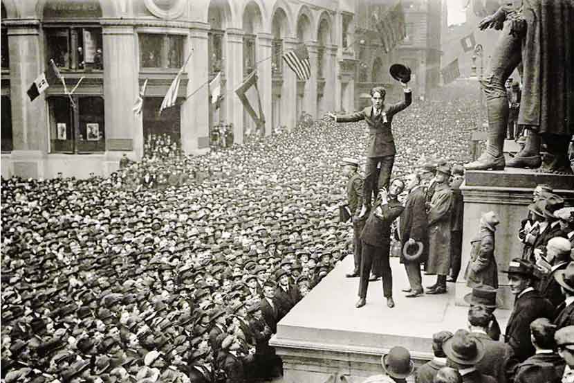 फोर मिनट मेन : अभिनेते-दिग्दर्शक चार्ली चॅप्लीन आणि डग्लस फेअरबँक्स. १९१८ साली न्यू यॉर्कमधील एका सभेत ‘वॉर बॉण्ड’ विकत घेण्याचे आवाहन करताना.