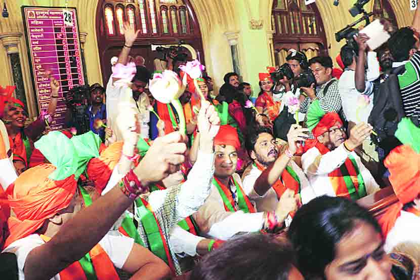 भाजप नगरसेवकांनी सभागृहात घोषणाबाजी केली. (छाया-गणेश शिर्सेकर)