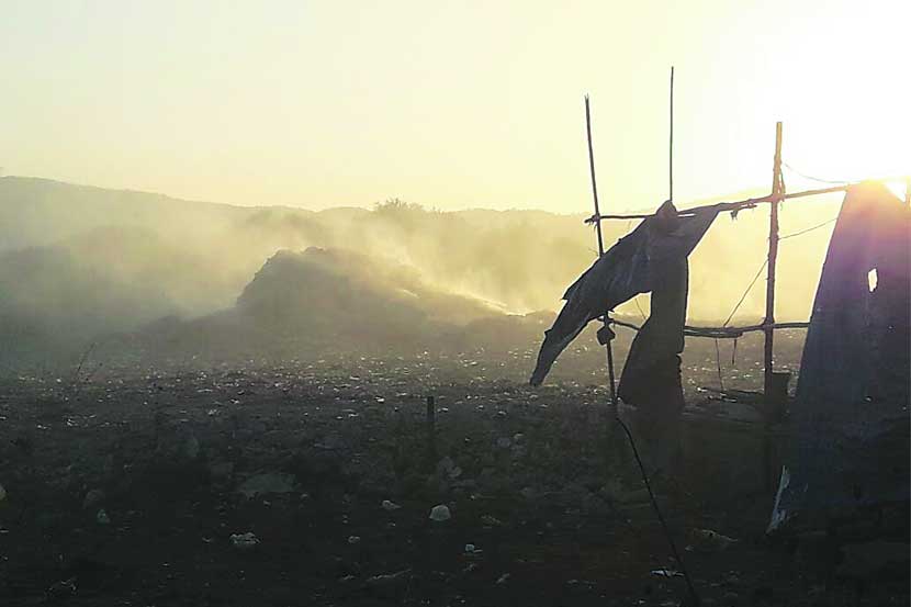 गेल्या काही दिवसांपासून दिव्यालगतच्या कचराभूमीवर आगी लागण्याचे प्रकार वाढीस लागले असून येथून उठणारे धुराचे लोट अवघ्या शहरभर पसरत आहेत.