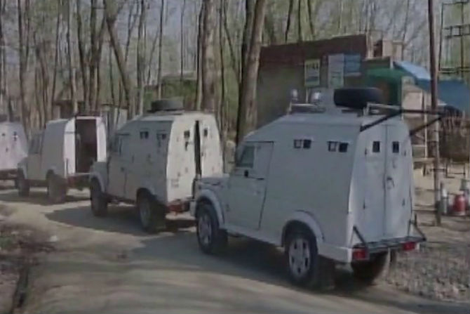 jammu and kashmir, Padgampora, Terrorists, attack, police search party
