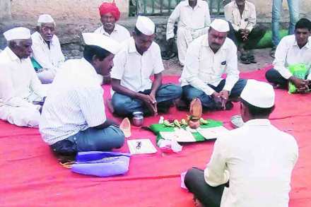 मिरज तालुक्यातील खंडेराजुरी येथे सायंकाळी सामूहिक पंचांगवाचन करण्यात आले.