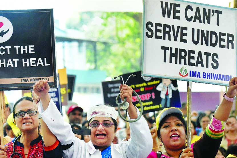 शुक्रवारी मुंबईतील आझाद मदानात सुमारे ५०० ते ६०० डॉक्टरांनी या हल्ल्याविरोधात आंदोलनाचे शस्त्र उगारले. 