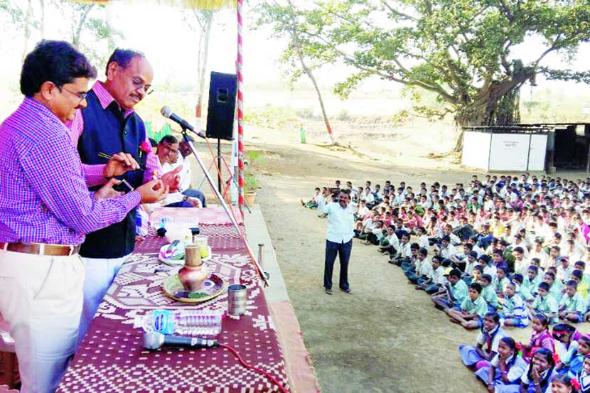 हरसूल येथील शाळेत विद्यार्थ्यांना अंधश्रद्धा निर्मूलनाचे प्रात्यक्षिक दाखविताना डॉ. किशोर पवार. समवेत प्रमोद गायकवाड.