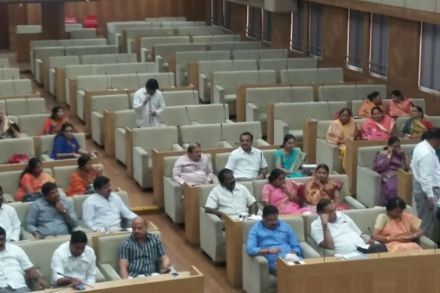 पुणे महापालिकेच्या सर्वसाधारण सभेत उपस्थित नगरसेवक. 