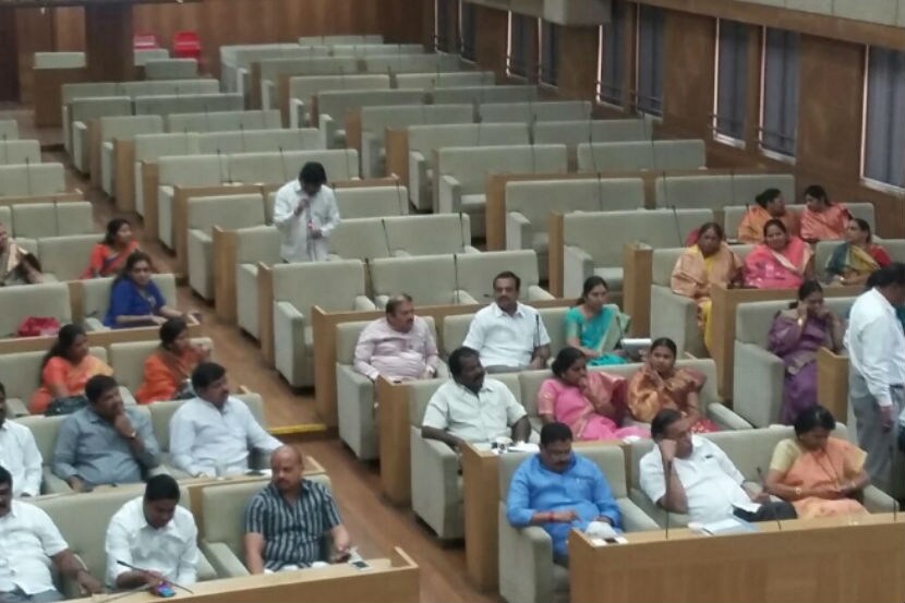 पुणे महापालिकेच्या सर्वसाधारण सभेत उपस्थित नगरसेवक. 