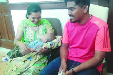 नगरसेविकेचे तान्हे बाळ पाळण्यातून पालिकेत!
