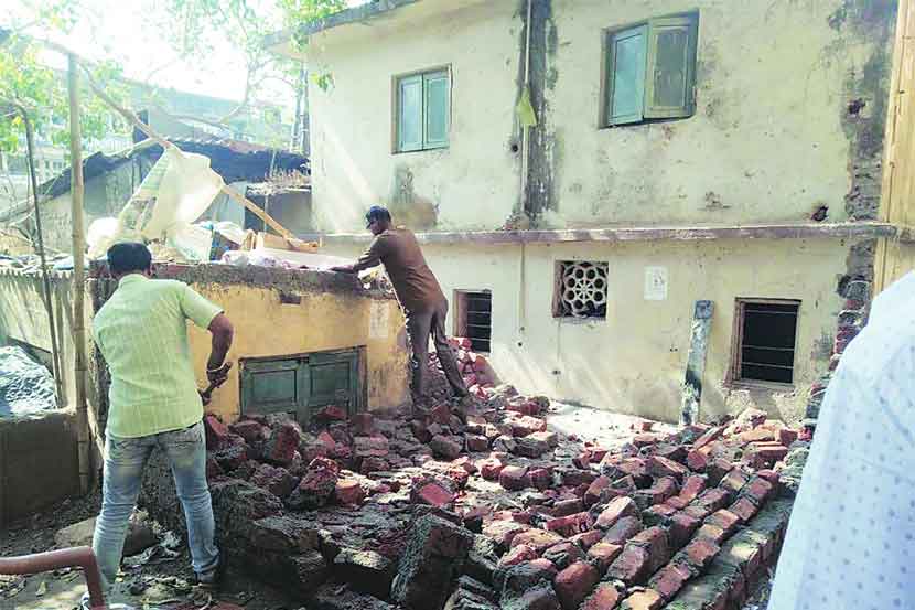 पालिकेच्या डोंबिवली विभागीय कार्यालयाजवळ एका समाजसेवकाने उभारलेले बेकायदा बांधकाम पाडताना पालिकेचे कर्मचारी.