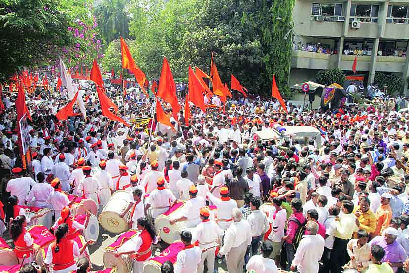 महापौर, उपमहापौर निवड पार पडल्यानंतर शिवसेनेने मिरवणूक काढून विजयोत्सव साजरा केला.  (छायाचित्र: दीपक जोशी)