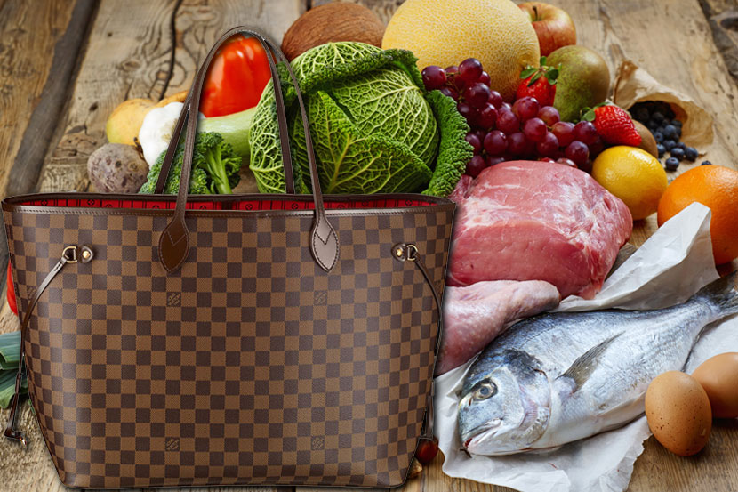 Viral : आजीबाई मासे खरेदीसाठी वापरतात ७३ हजारांची बॅग